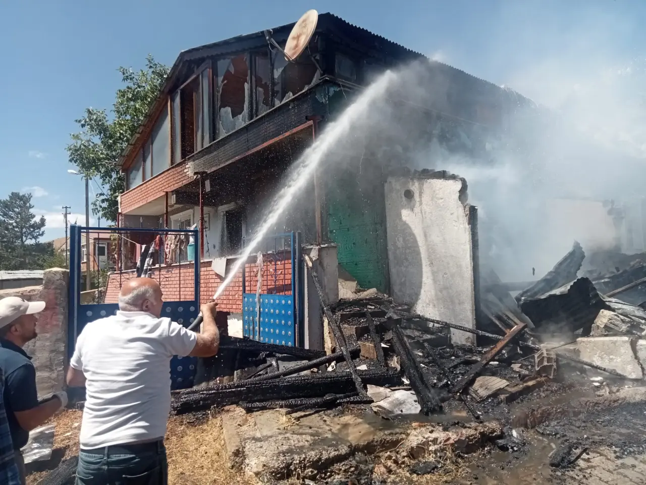 2 katlı ev kül oldu #haberi, #haberleri, #Gümüşhane #haber