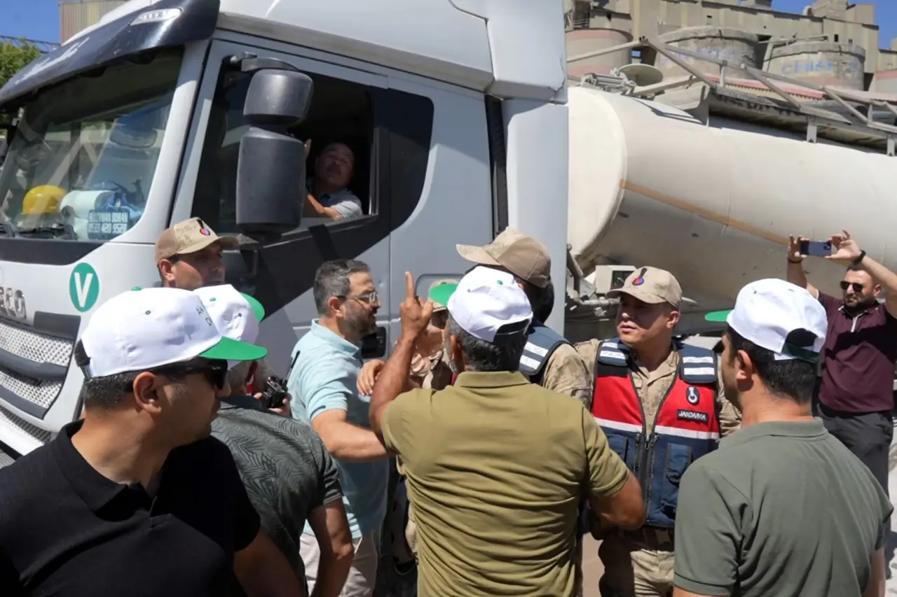 Çimento fabrikasının tozu, beldeyi isyan ettirdi #haberi, #haberleri, #Gümüşhane #haber