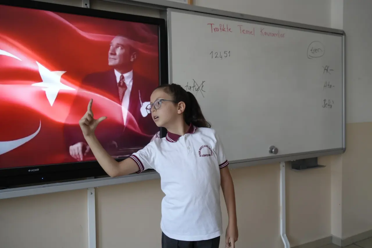 Gümüşhaneli 9 yaşındaki Buğlem , İstiklal Marşı’nı İşaret Diliyle Duyuruyor! #haberi, #haberleri, #Gümüşhane #haber