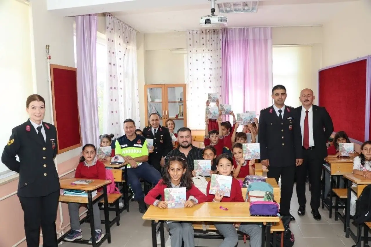 Yeni Eğitim Öğretim Yılının İlk Gününde Jandarmadan Anlamlı Ziyaret #haberi, #haberleri, #Gümüşhane #haber