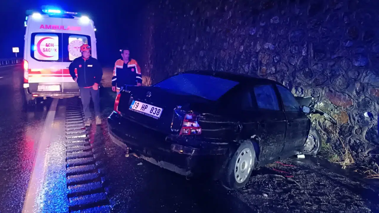 Zigana'da otomobil duvara çarptı: 3 yaralı