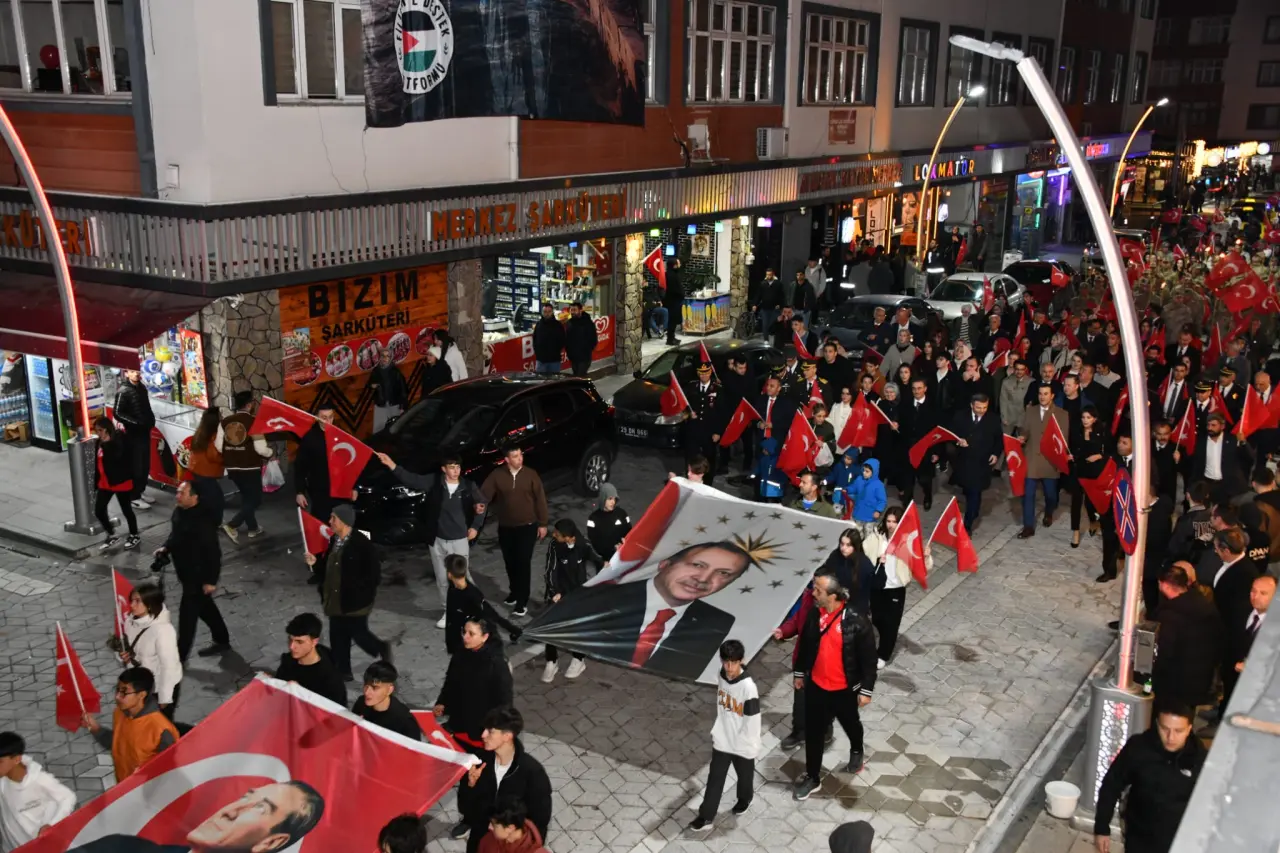 Gümüşhane’de Cumhuriyetin 102. yılında fener alayı ve kabul töreni düzenlendi