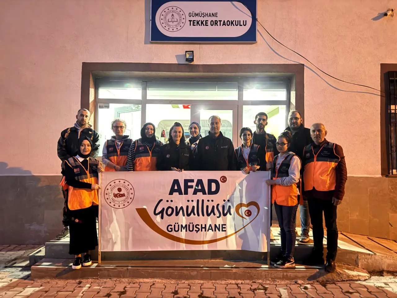 Gümüşhane’de Destek AFAD Gönüllüleri öğrenciler için sınıf boyadı