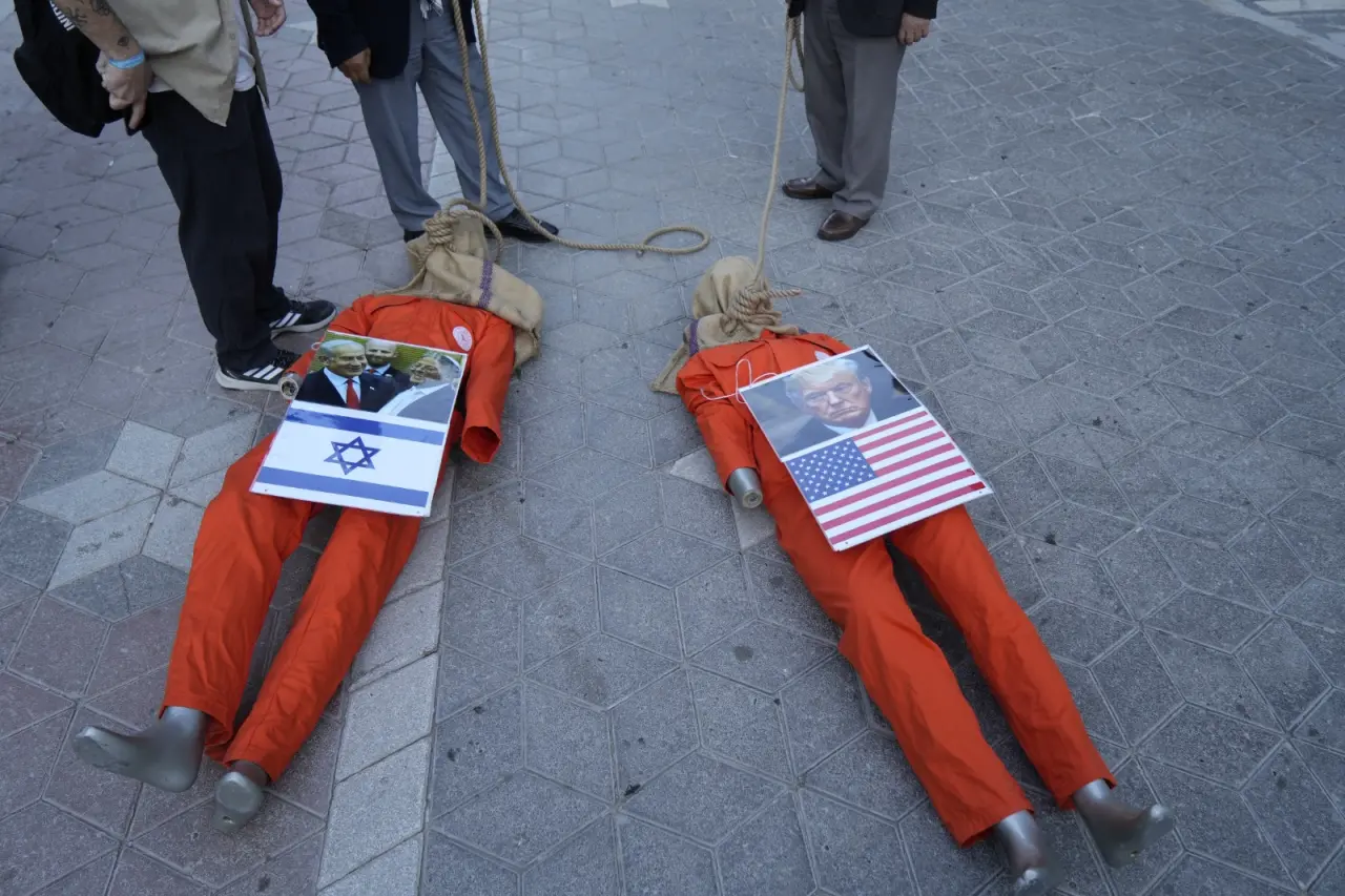 Gümüşhane’de Netanyahu ve Trump’ın maketleri önce yerlerde sürüklendi sonra direğe asıldı