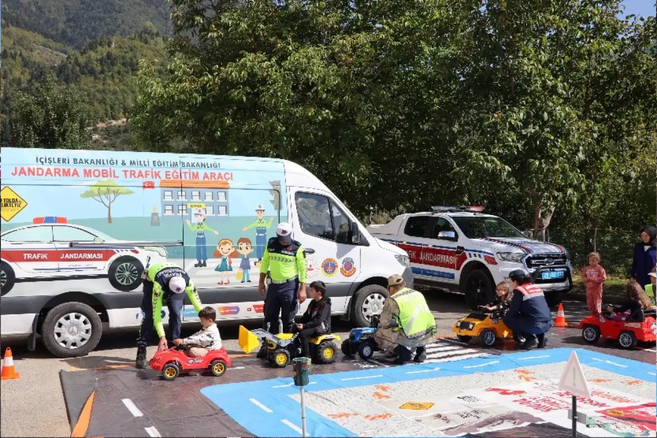 Kürtün’de öğrenciler uygulamalı trafik eğitimiyle bilinçlendi