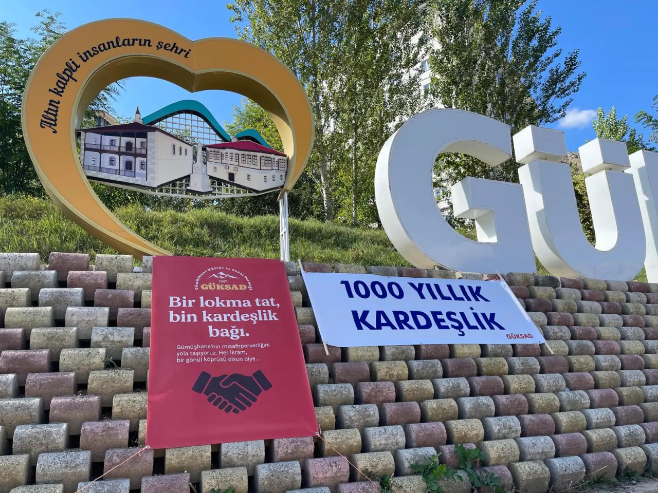 “Terörsüz Türkiye” sürecine destek için Mardin’e giden otobüsü durdurup, tatlı ikram ettiler
