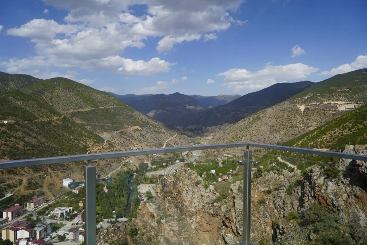 Torul Kalesi Cam Seyir Terası 2025’te 100 Bin Ziyaretçiyi Ağırladı