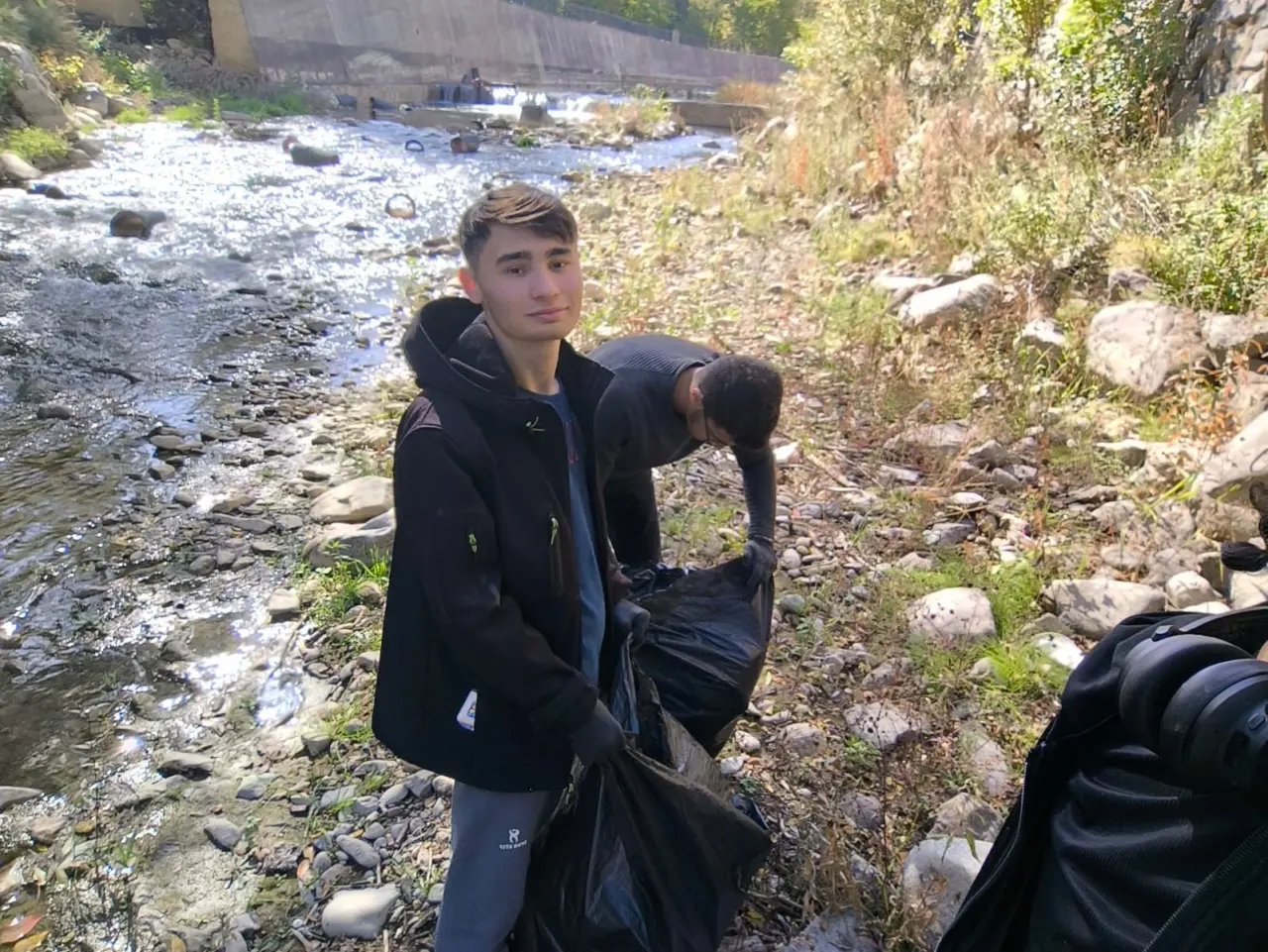 Üniversite öğrencileri Harşit Çayı’nda çevre temizlik çalışması yaptı