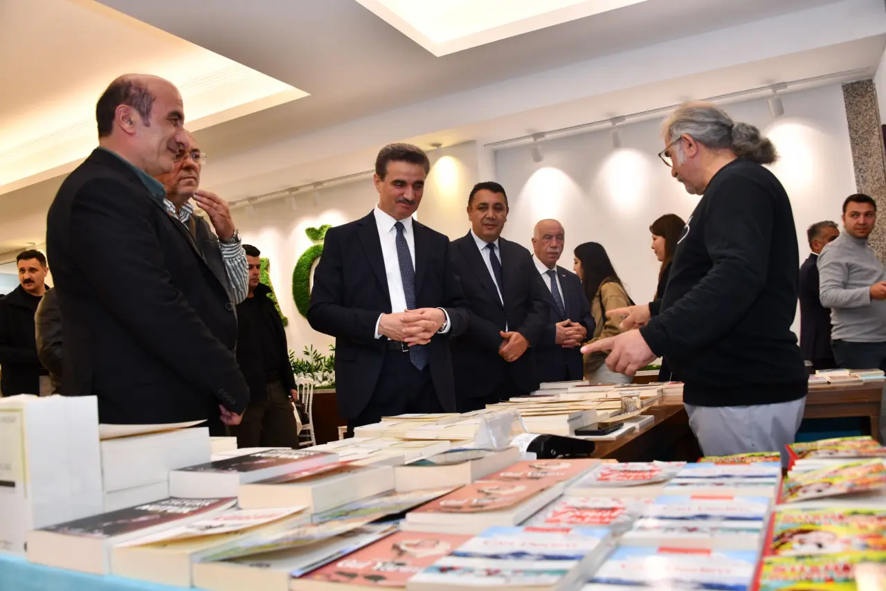 Vali Baruş Kitap Fuarı’nı ziyaret etti