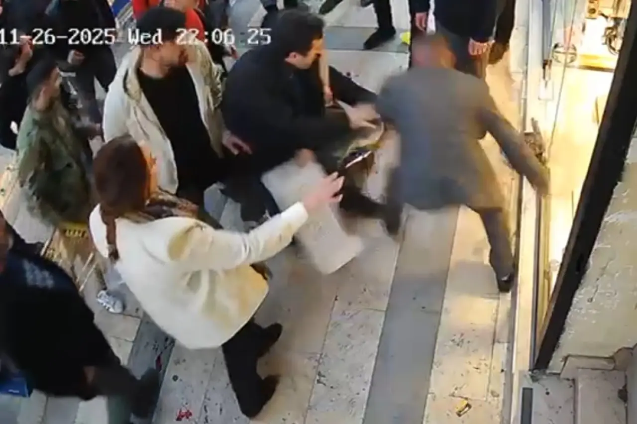 Bıçaklı saldırganı böyle etkisiz hale getirdiler