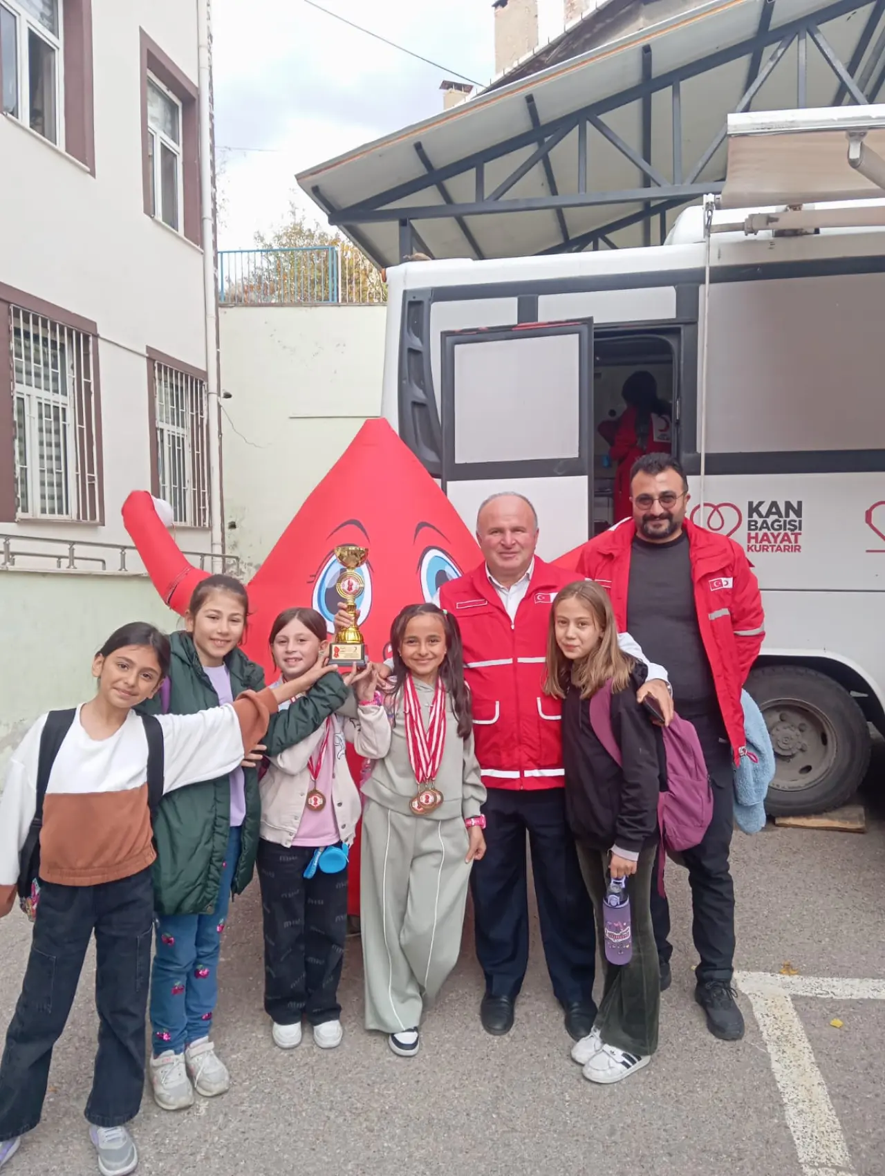 Büyükler kan verdi küçükler madalya aldı