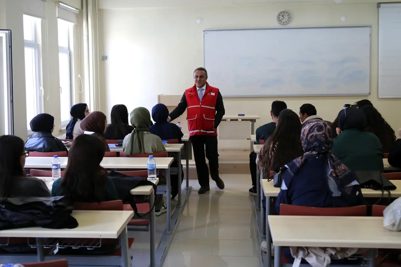 Gümüşhane Üniversitesinde dersler Kızılay yelekleriyle