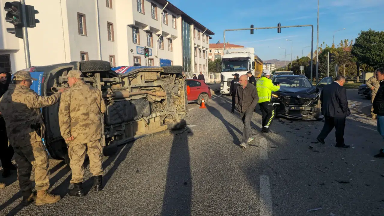 Kelkit’te Belediye aracıyla Jandarma minibüsü çarpıştı: 2 asker yaralandı