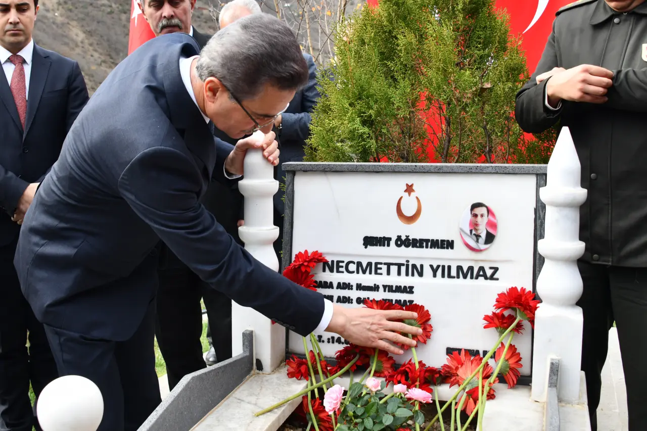 Şehit Öğretmen Necmettin Yılmaz Öğretmenler Gününde kabri başında anıldı