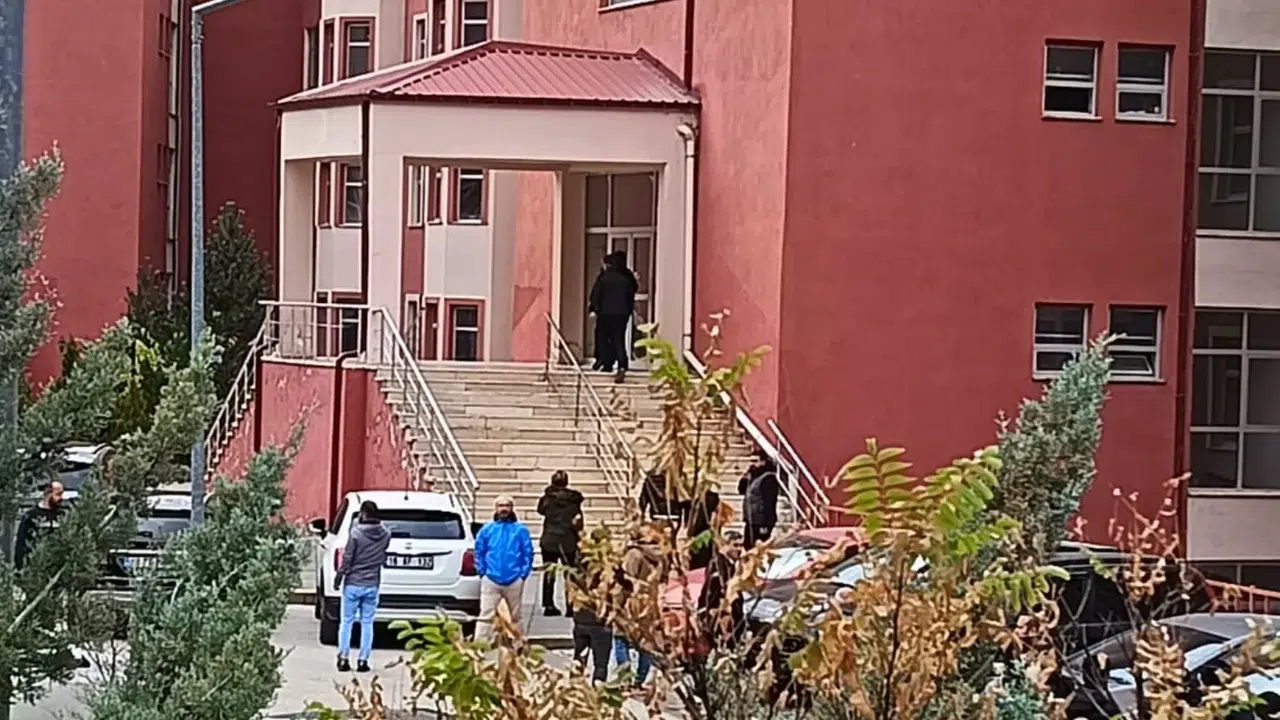 Üniversitede rehine krizi