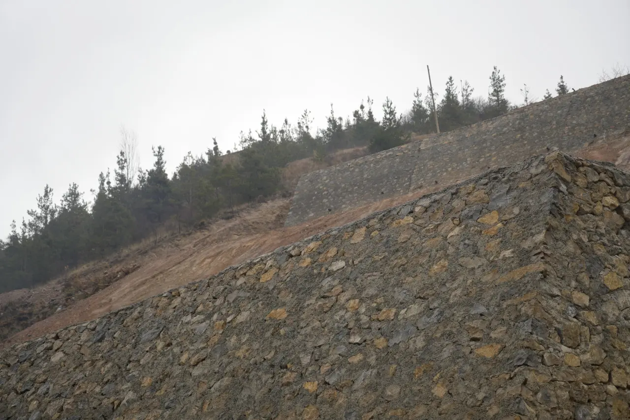 Bağlarbaşı Sanayi Sitesi’nde kabus geri mi dönüyor? Yeni yapılan istinat duvarları da çatladı