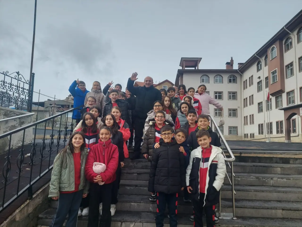 Gazipaşa Ortaokulu öğrencileri fabrika gibi okulu gezdi