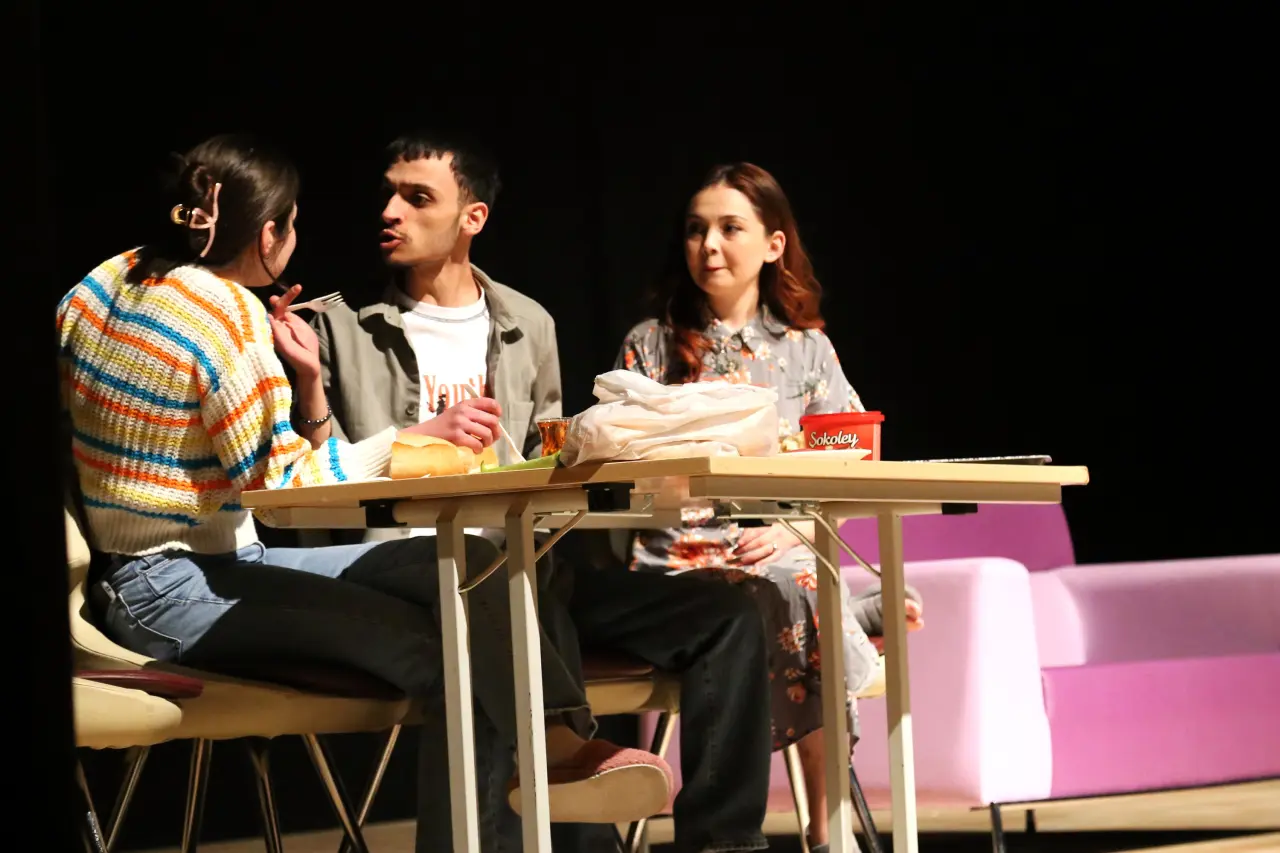 Gümüşhane’de Salon Doldu Taştı! Kahkahaya Boğan ‘Sahibinden Komedi’ İçin Turne Müjdesi Geldi