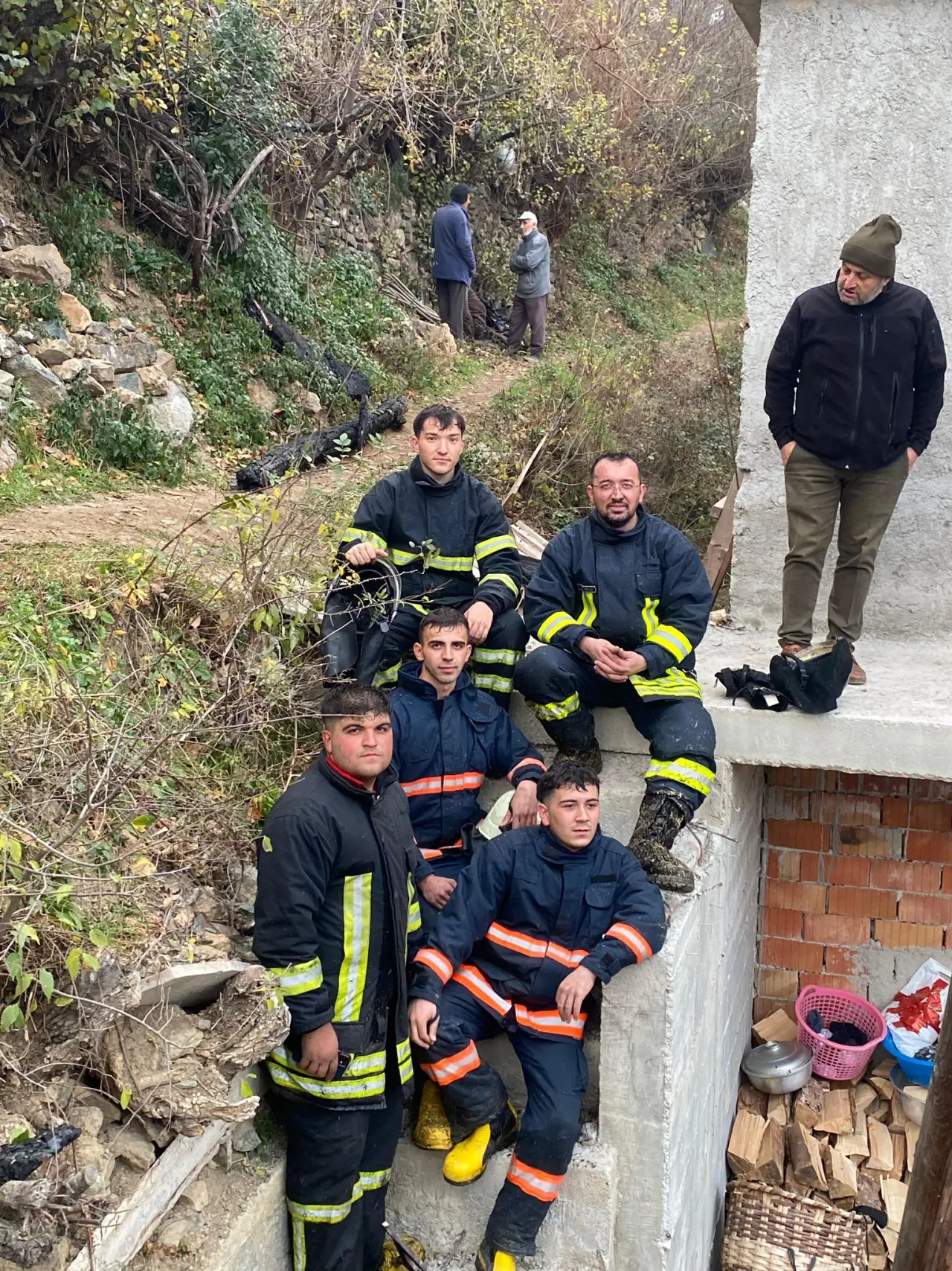 Üniversite Öğrencileri Özkürtün’deki yangına hızır gibi yetişti