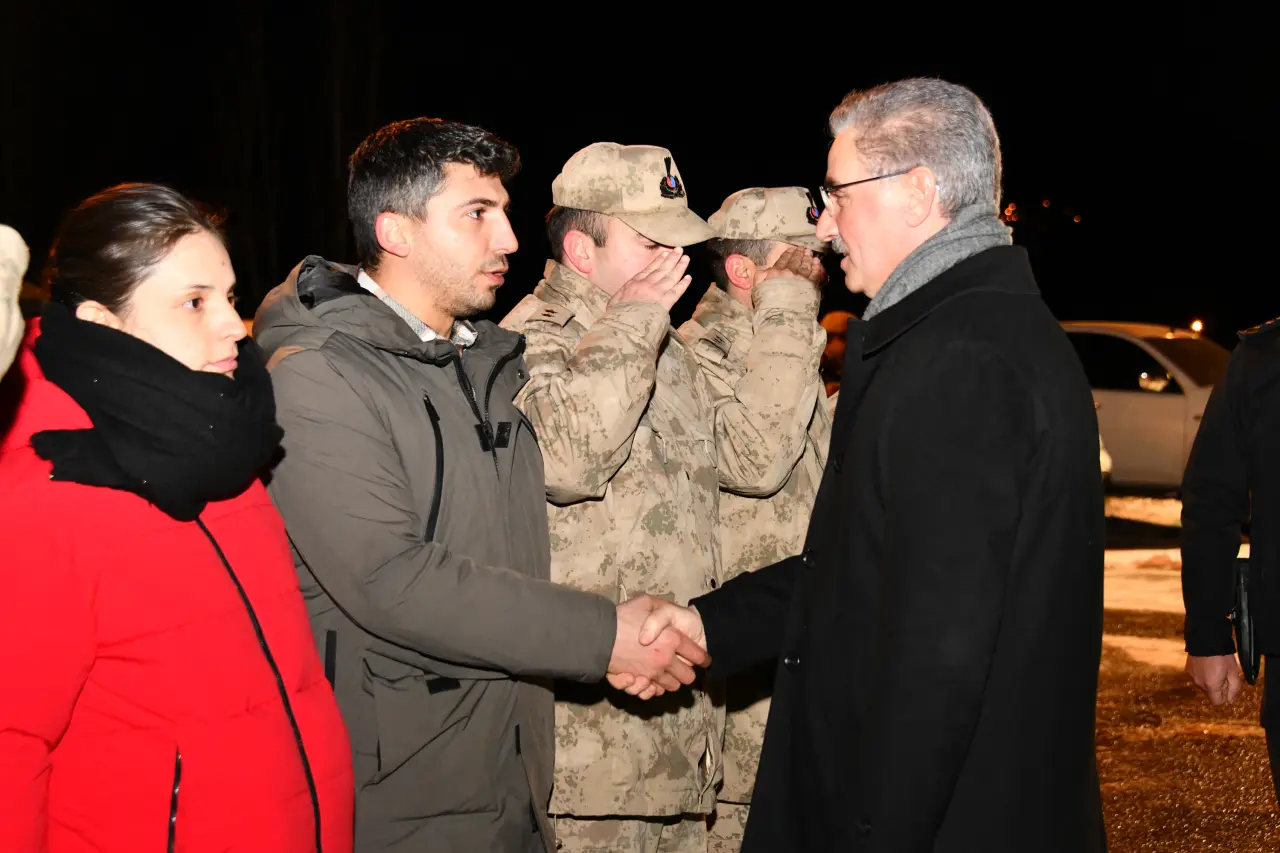Vali Aydın Baruş, görev başındaki personelin yeni yılını kutladı