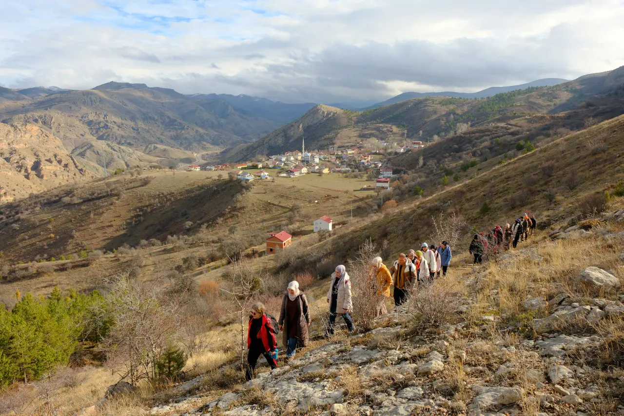 Yağmur, gökkuşağı ve güneşli zirve