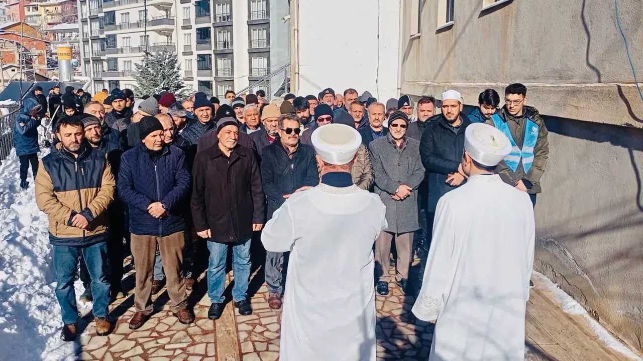 Gümüşhane Cuma çıkışı şehitler için tek yürek oldu