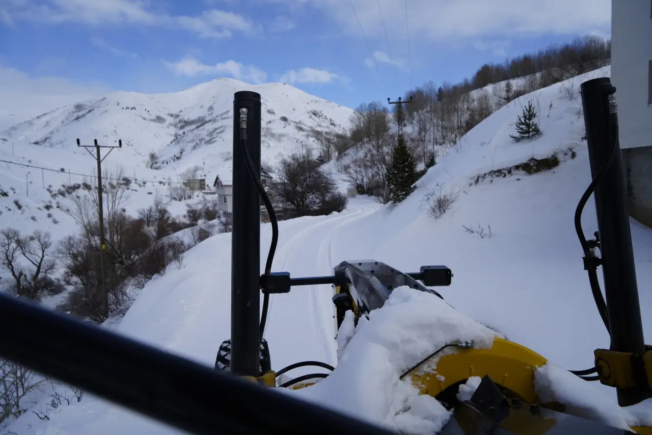 Gümüşhane İl Özel İdaresi’nden köy yollarında kesintisiz kar mesaisi