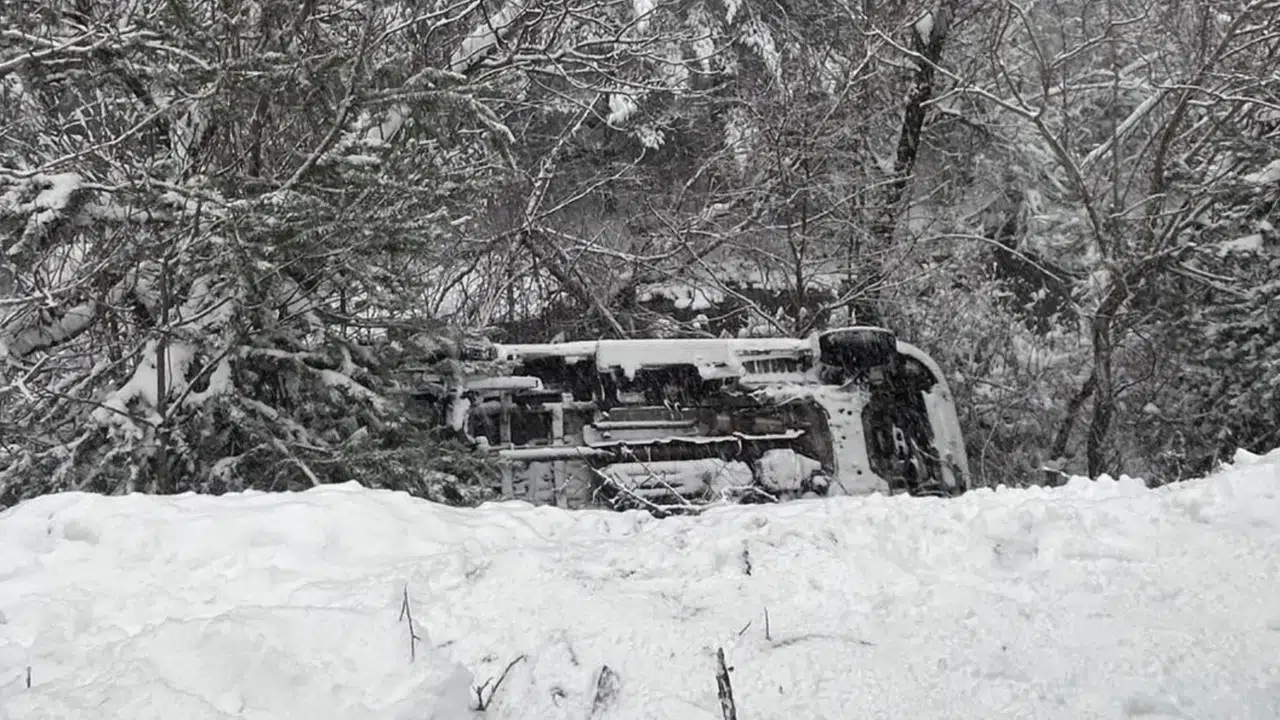 Gümüşhane’de ambulans dere yatağına yuvarlandı
