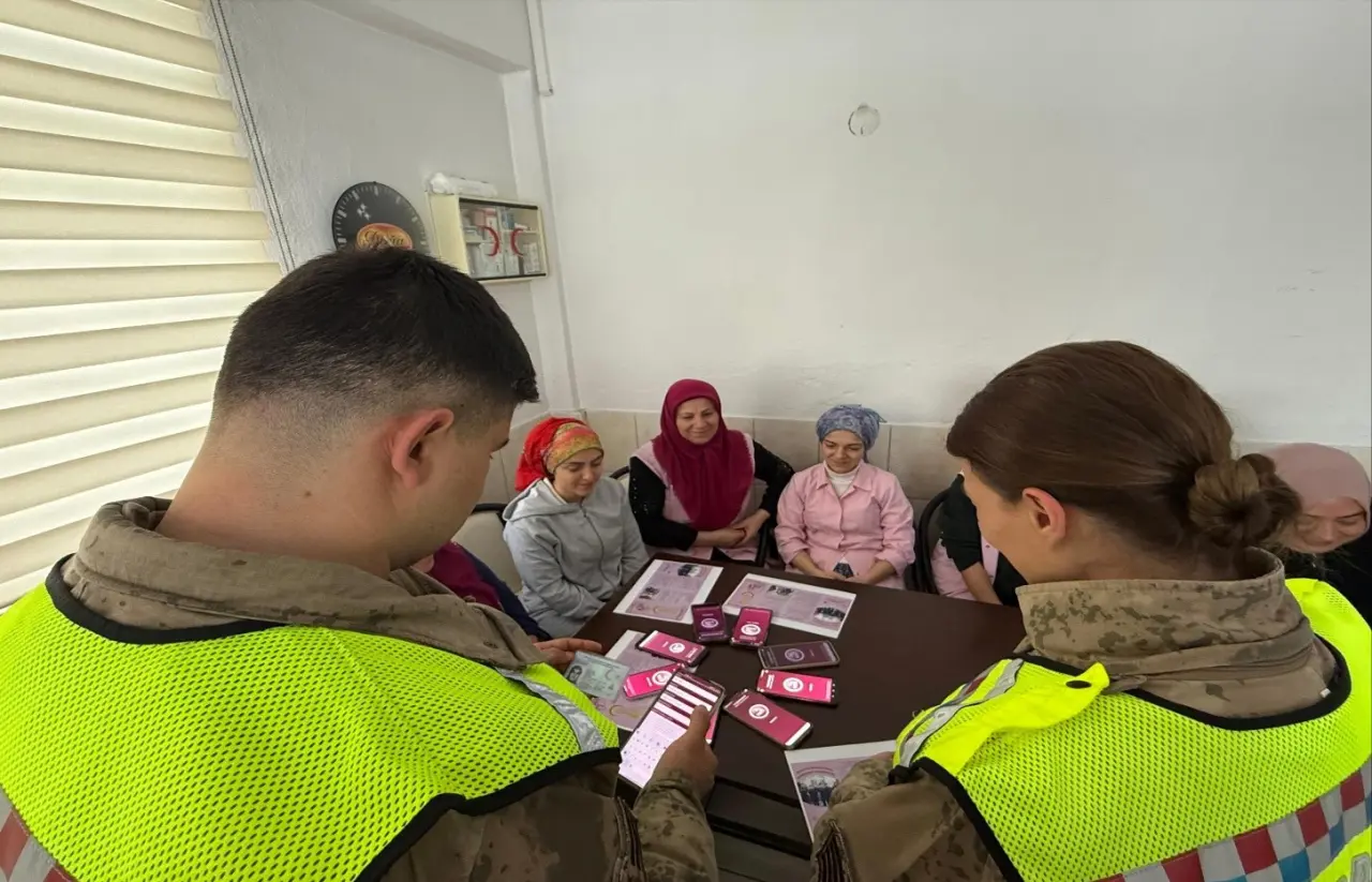 İl Jandarma Komutanlığı KADES bilgilendirmelerine devam ediyor