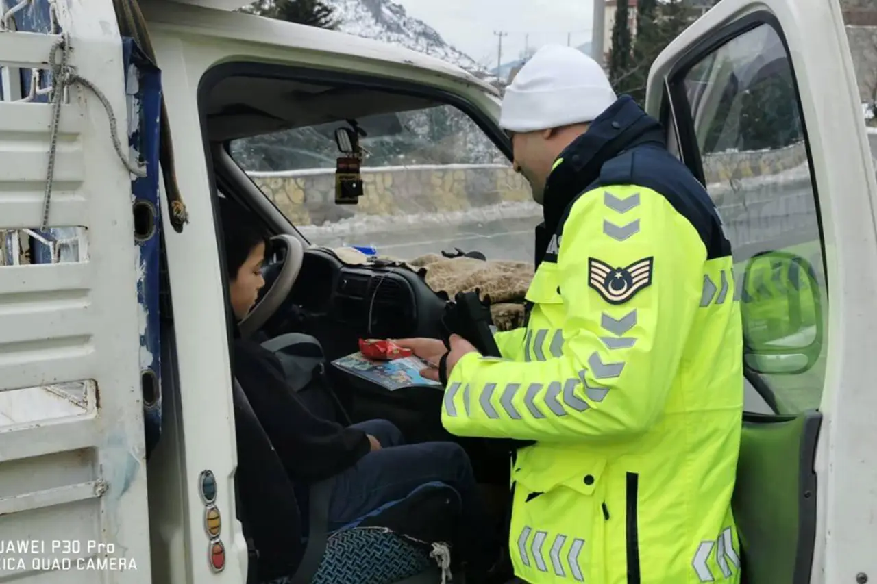 Karnesini alan yola çıktı, ilk tebrik Jandarma’dan geldi
