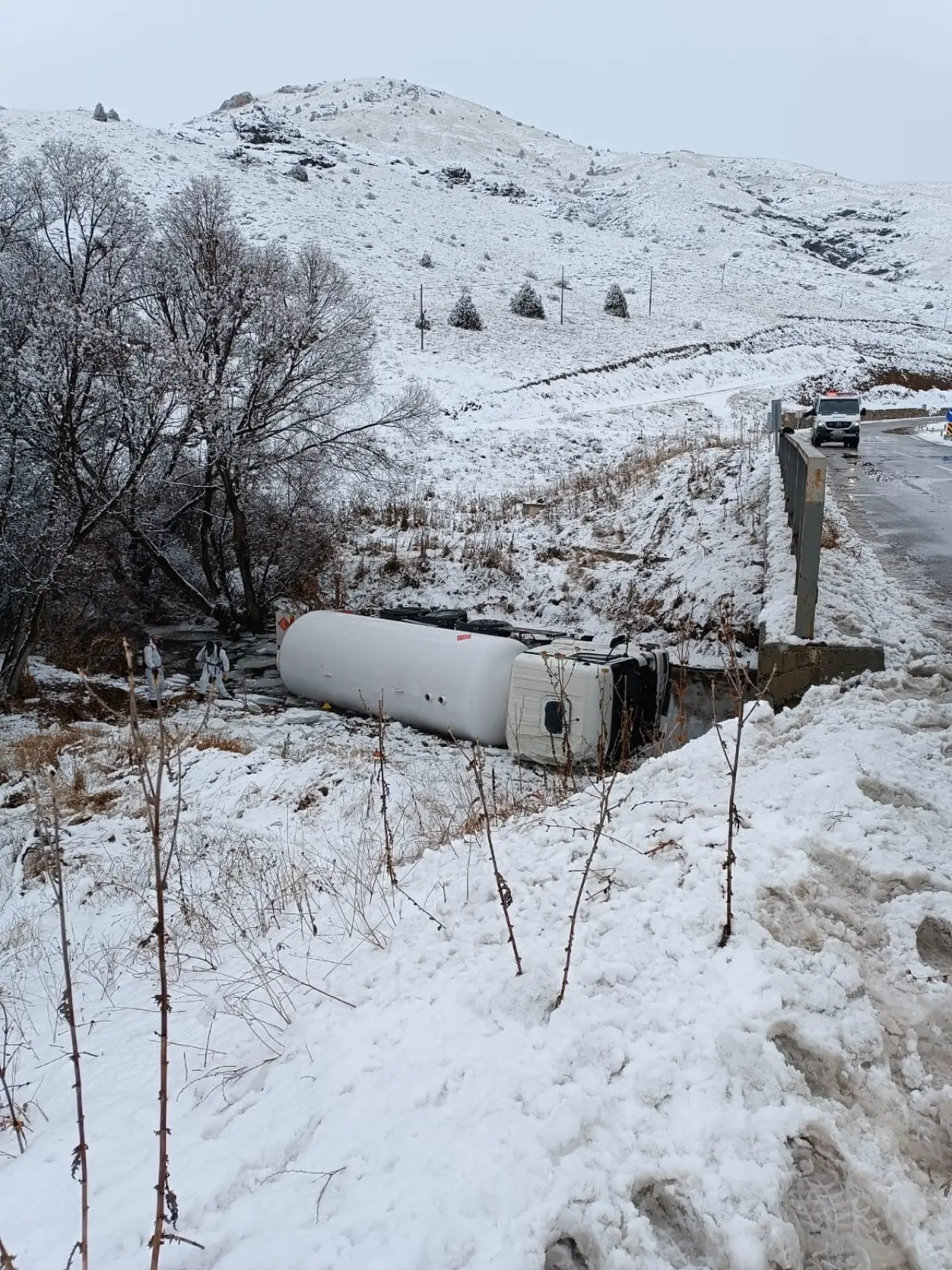 Kelkit-Erzincan yolunda korku dolu anlar! LPG yüklü tanker dereye uçtu