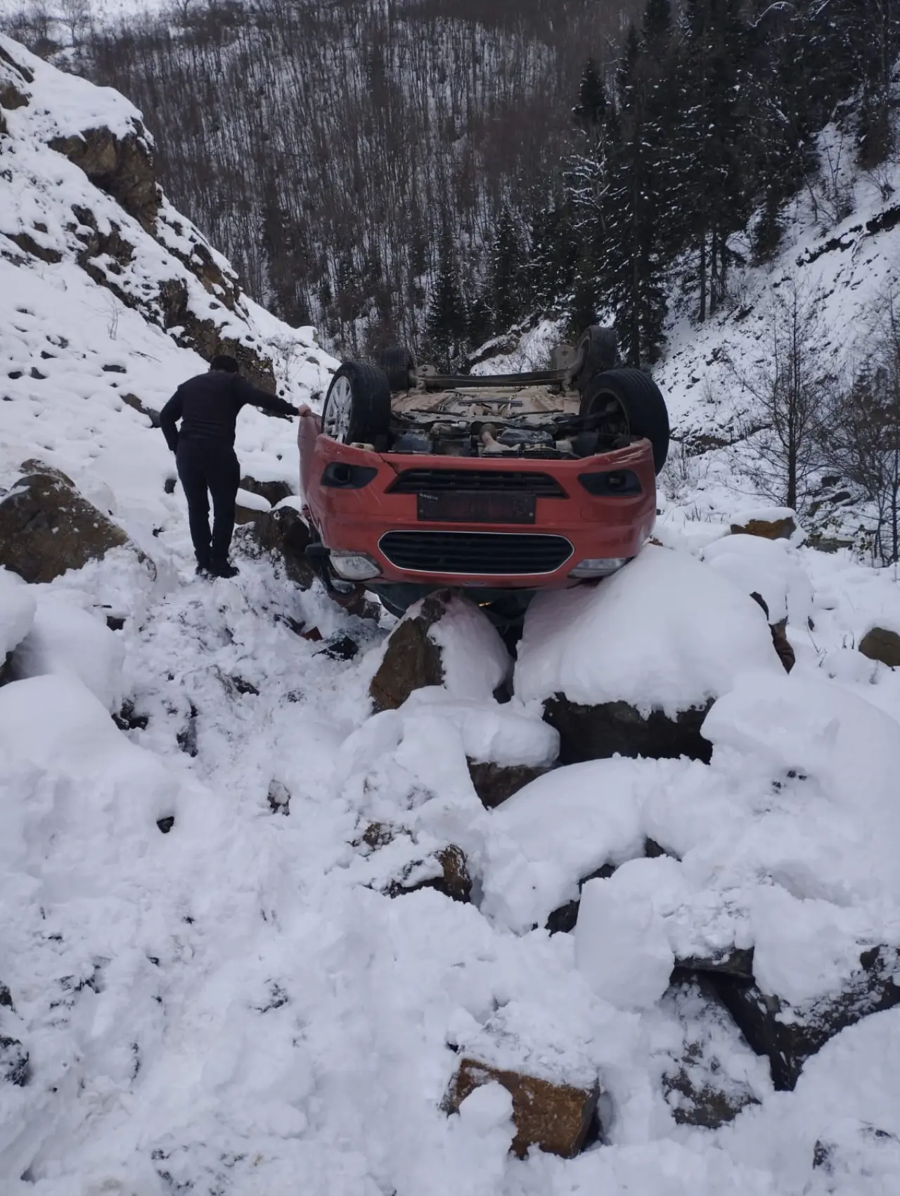 Kürtün’de kamyonet dere yatağına yuvarlandı: 5 yaralı