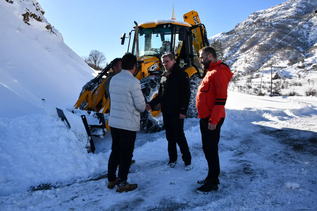 Vali Aydın Baruş kar mücadelesini 1800 metre rakımda inceledi