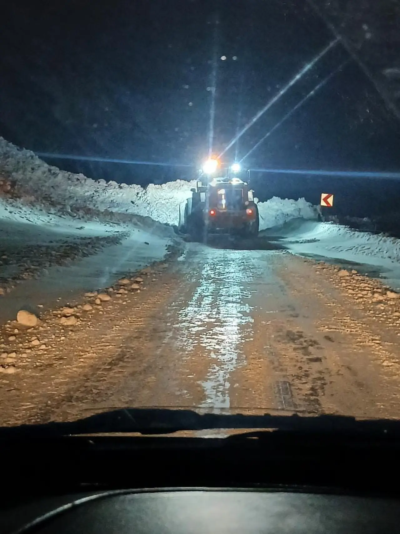 Yağmurdere yoluna çığ düştü