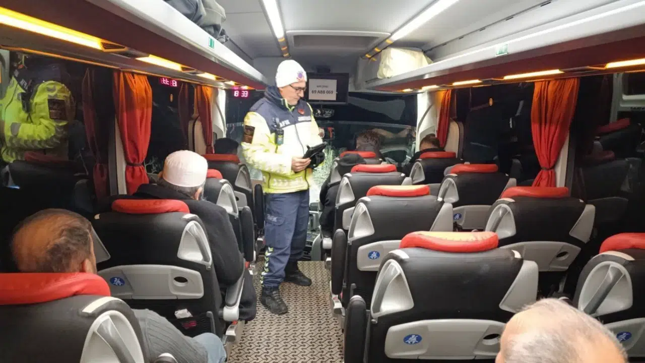 Yolcu Sandıkları Kişi Jandarma Çıktı! Gümüşhane’de otobüslerde habersiz denetim