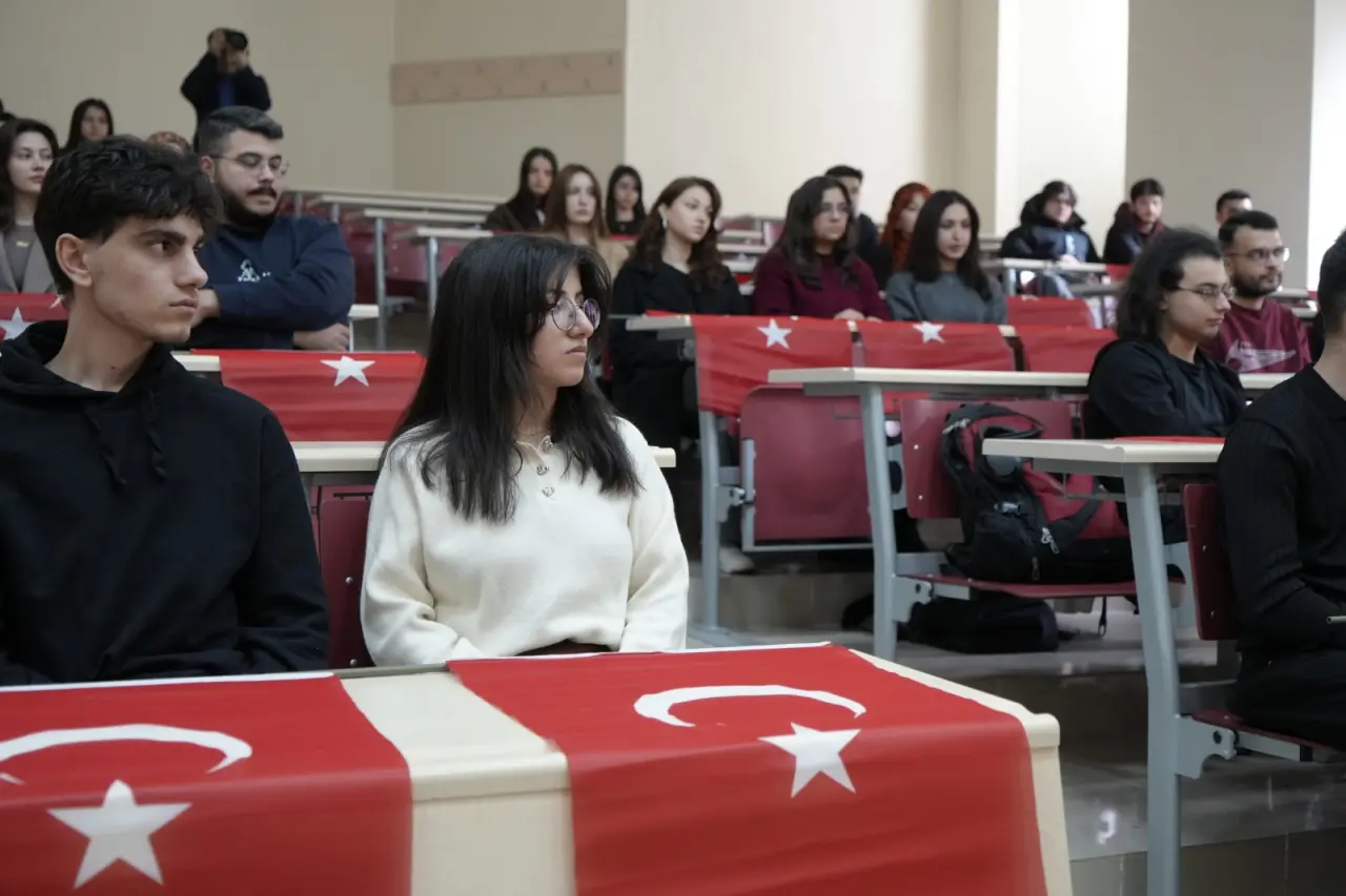 Gümüşhane Üniversitesi’nde ilk ders Türk Bayrağı’na ayrıldı