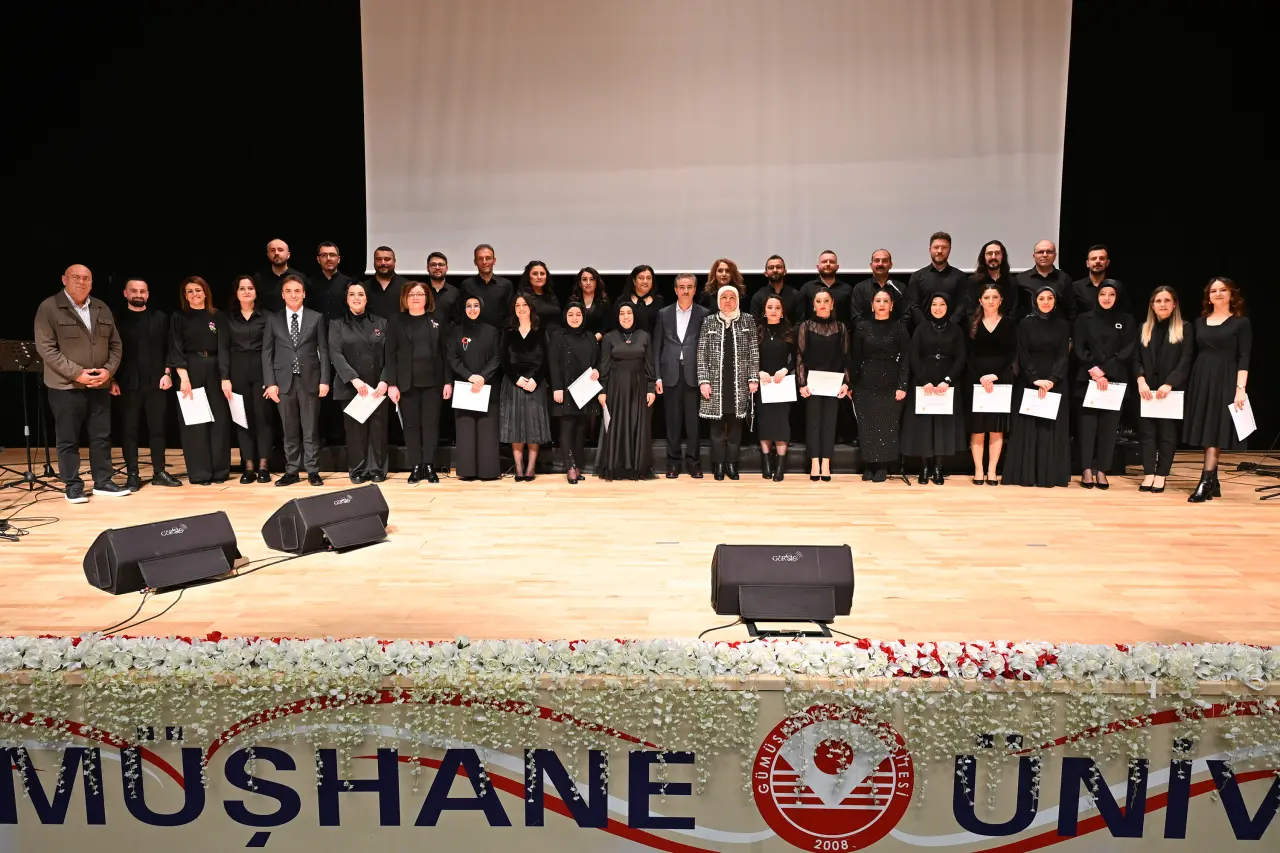 Gümüşhane’de sahne öğretmenlerin! Maarif Korosu’ndan unutulmaz sanat gecesi