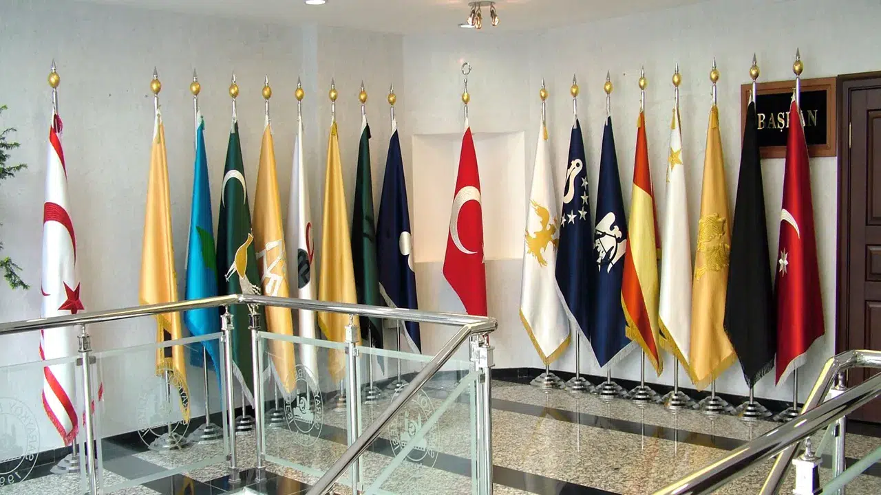 Makam Bayrağı ile Ofisinizde Protokol Şıklığını Yakalayın