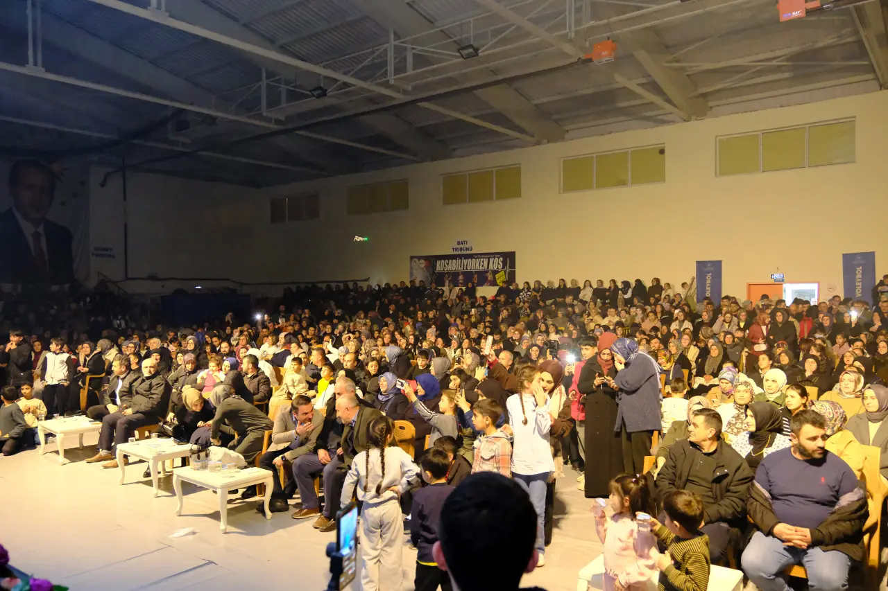 Şiran’da salonlar dar geldi! Binlerce kişi Fadıl Aydın programına katıldı