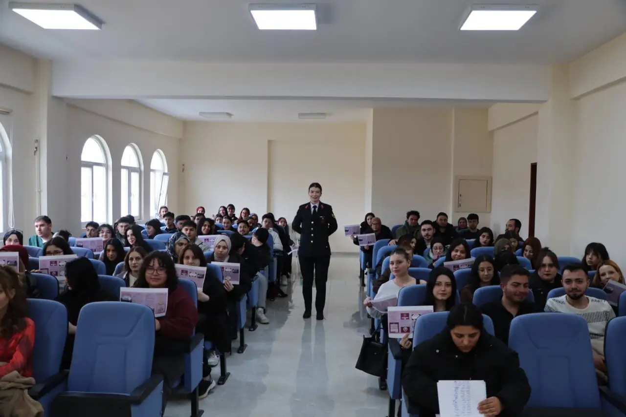 Gümüşhane İl Jandarma Komutanlığı Şiran’da geleceğin sağlıkçılarını bilgilendirdi