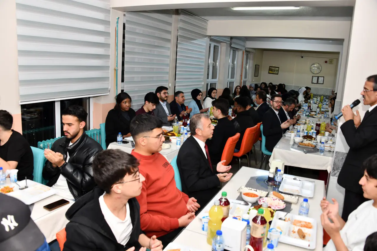 Gümüşhane’de İftar Sofrasında 5 Ülke Buluştu: Ramazan Geleneklerini Anlattılar!