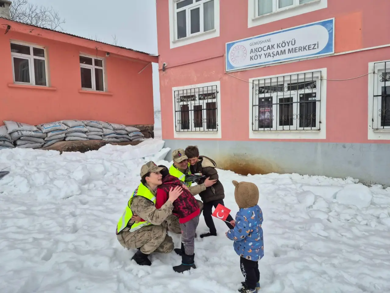 Gümüşhane’de minik kalplere Jandarma dokunuşu