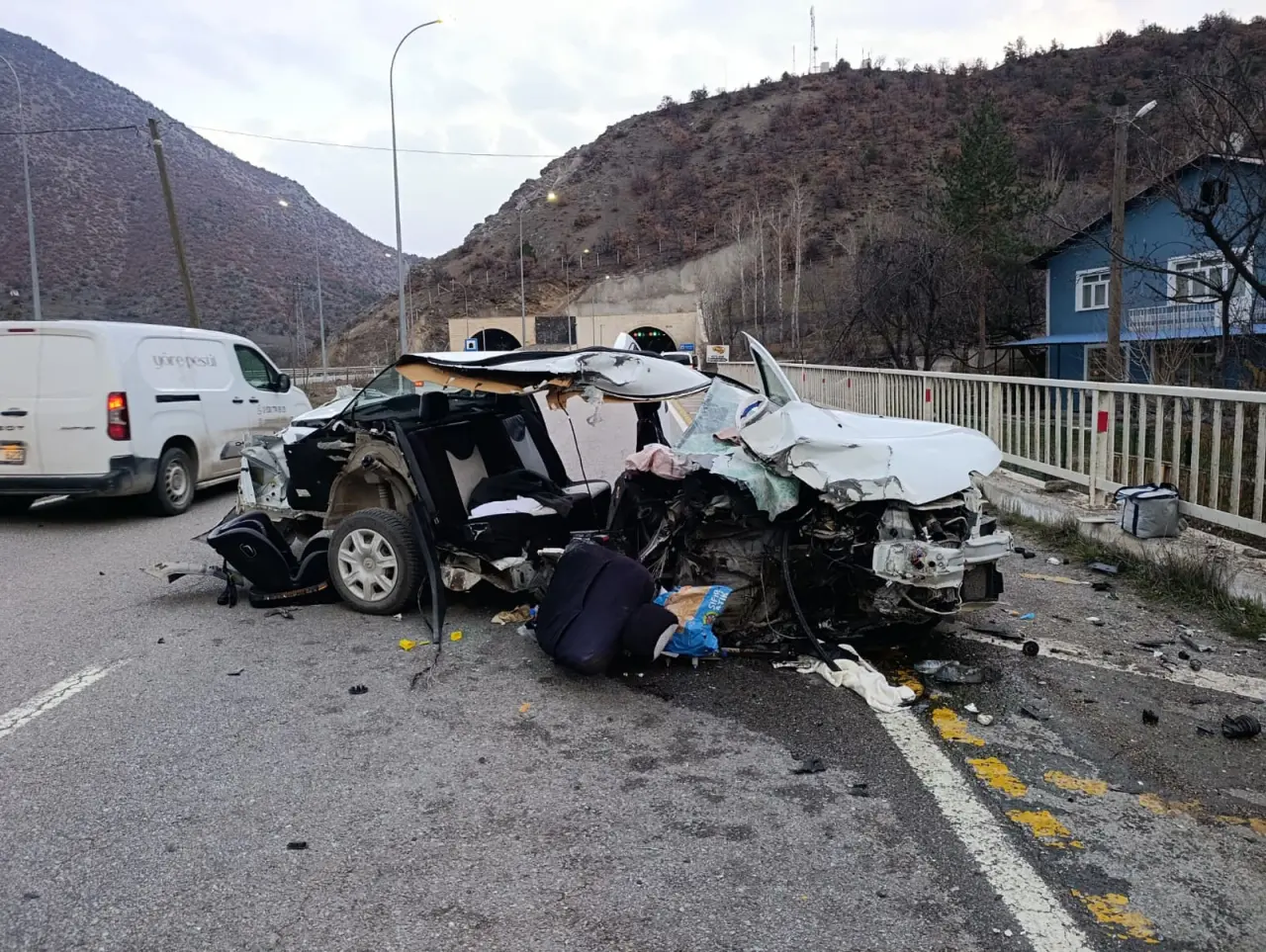 Hurdaya dönen araçtan sağ kurtuldular: 1’i bebek 3 yaralı