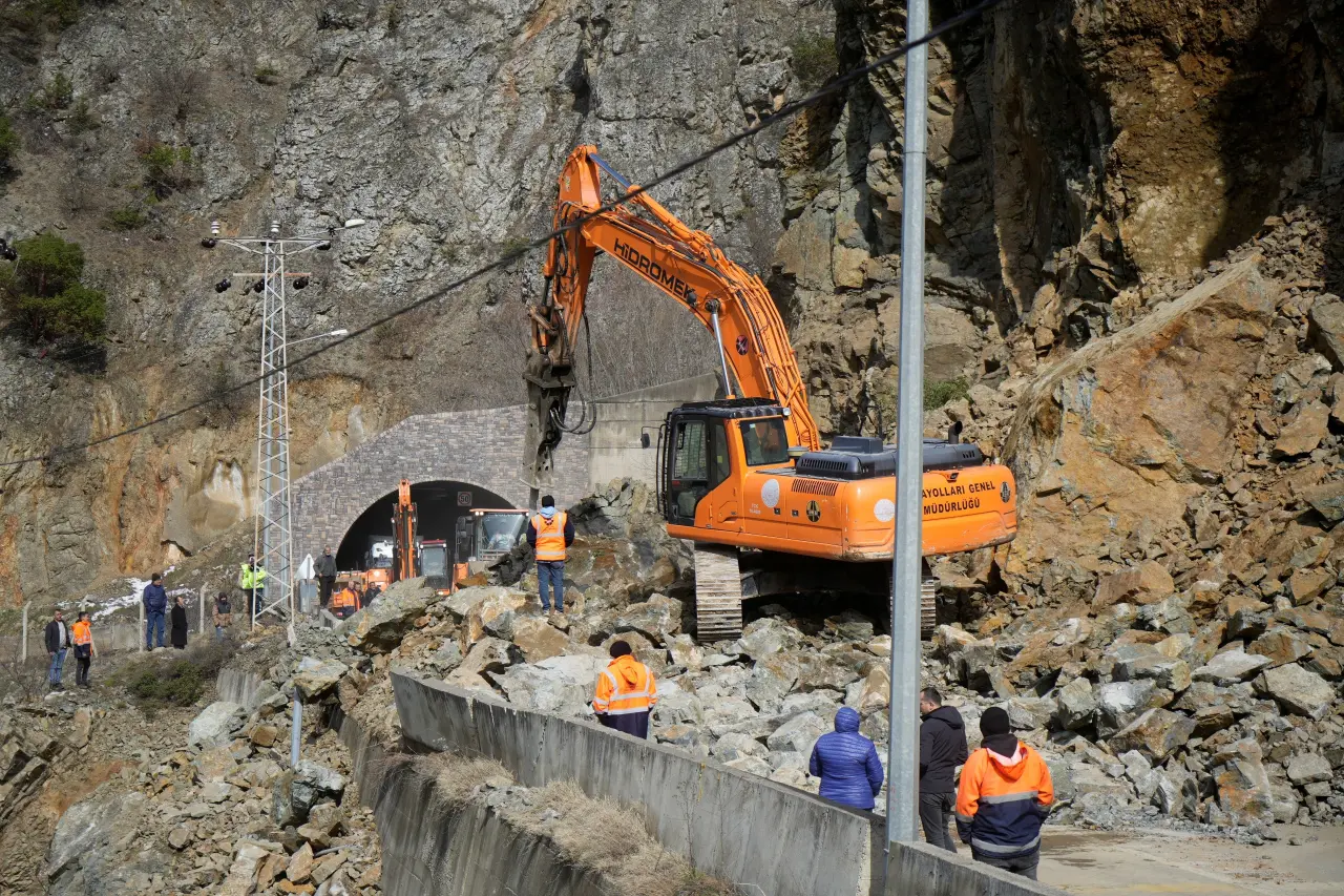 Kürtün yolunu kapatan heyelan havadan görüntülendi