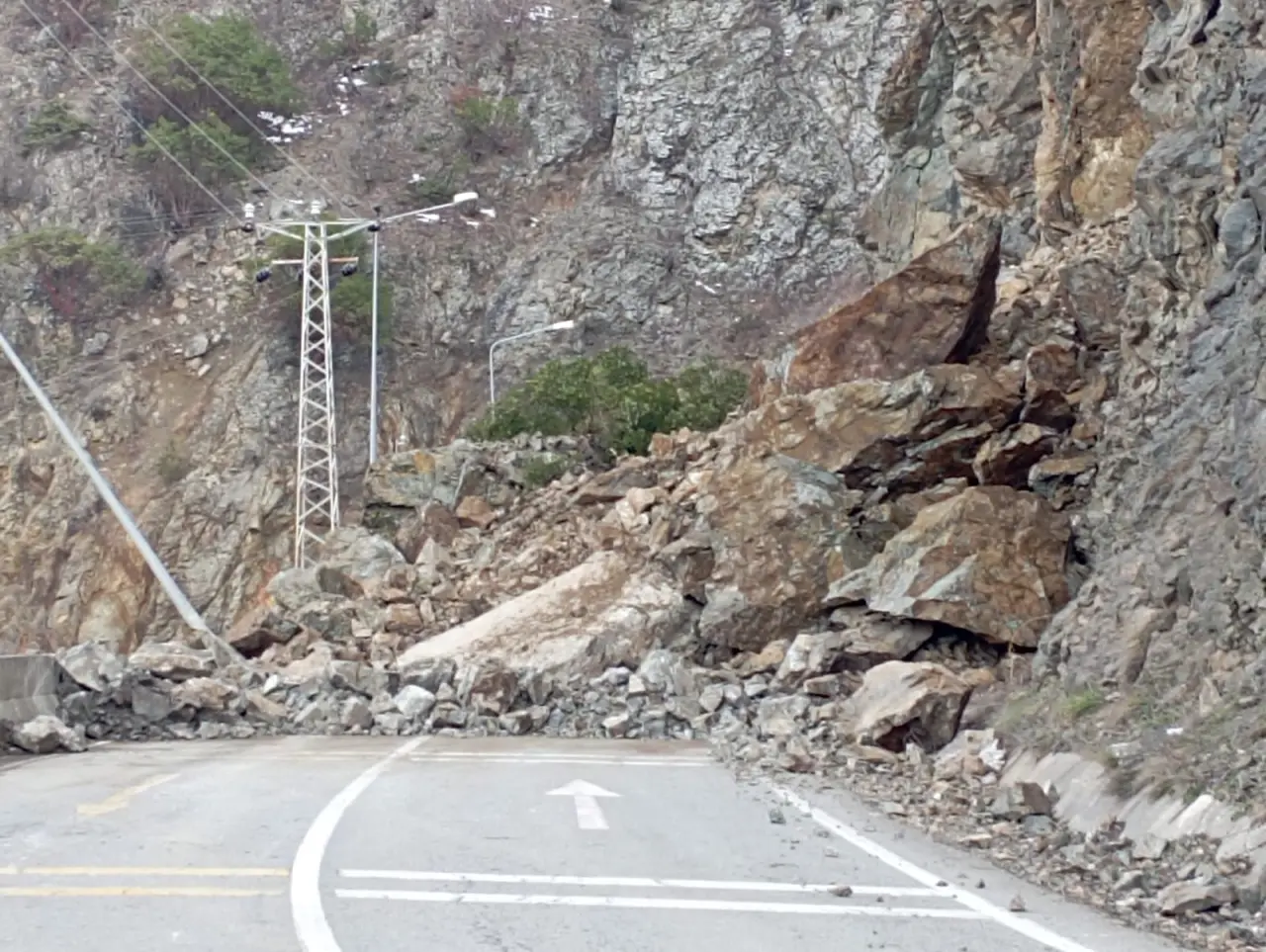 Kürtün’de dev kayalar yola indi! Karayolu çift yönlü trafiğe kapatıldı