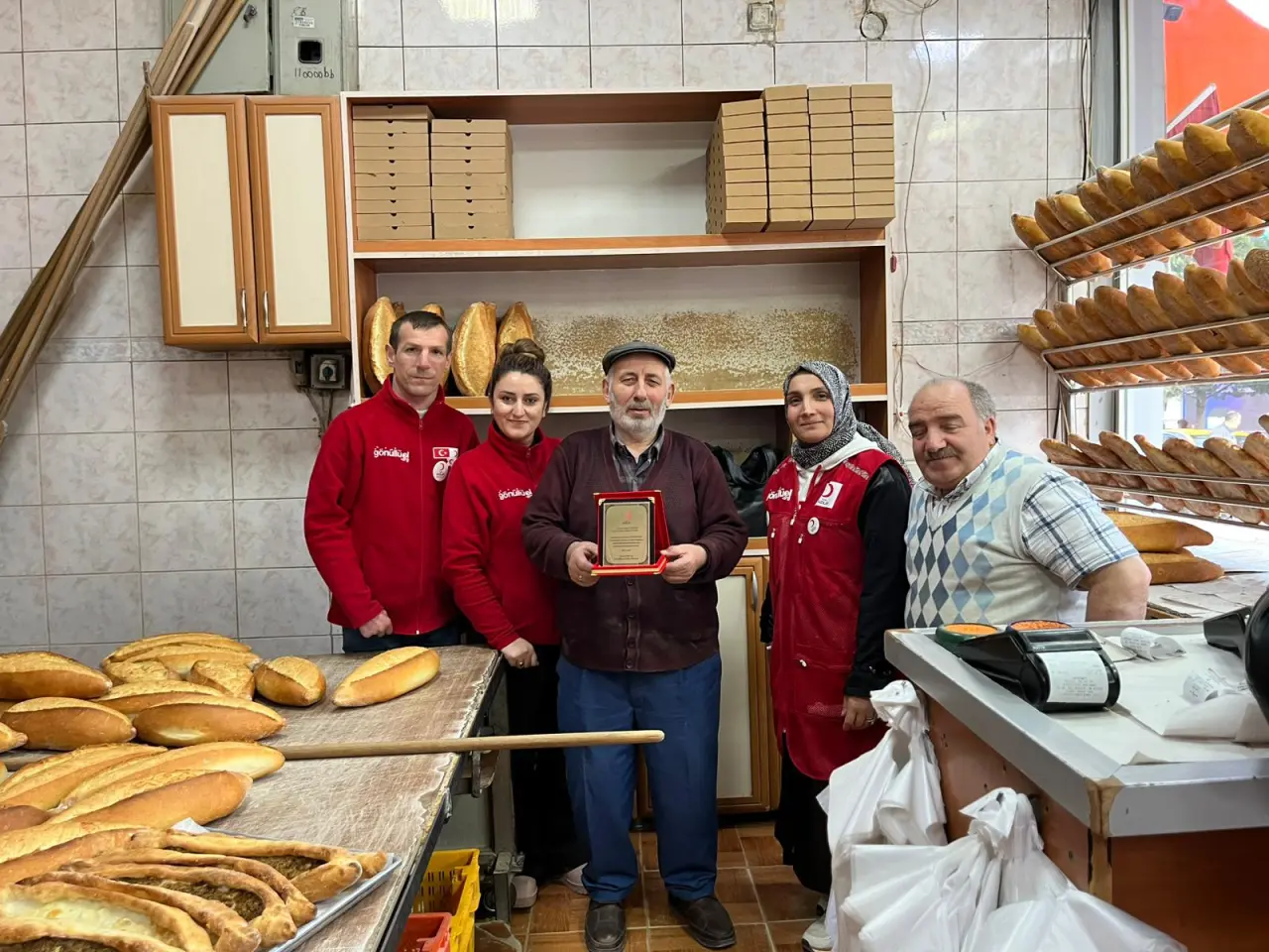 Türk Kızılay Gümüşhane Şubesi’nden hayırsever esnafa ahde vefa