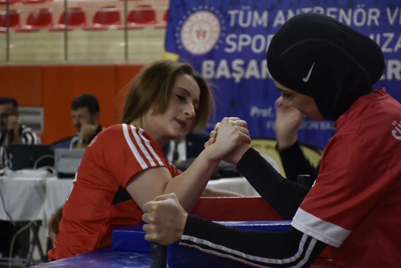 Üniversiteler Arası Bilek Güreşi Türkiye Şampiyonu: Gümüşhane Üniversitesi!