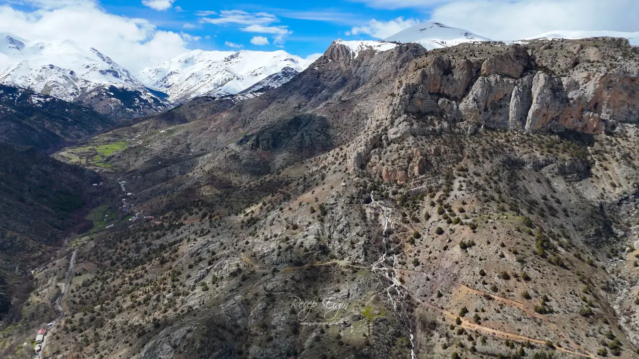 Dağın Ortasından Fışkırıyor! Aynı Gün Başlayıp Aynı Gün Kesilen Esrarengiz Sular