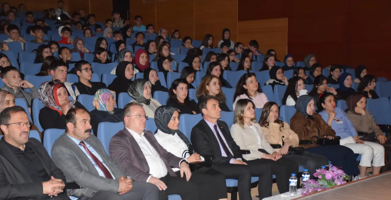 Gümüşhaneli Gençler LGS Öncesi Tiyatroyla Moral Depoladı