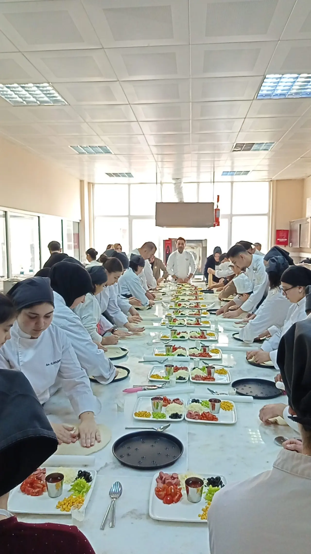 Gümüşhaneli minikler mutfakta şov yaptı! Kendi pizzalarını kendi elleriyle pişirdiler